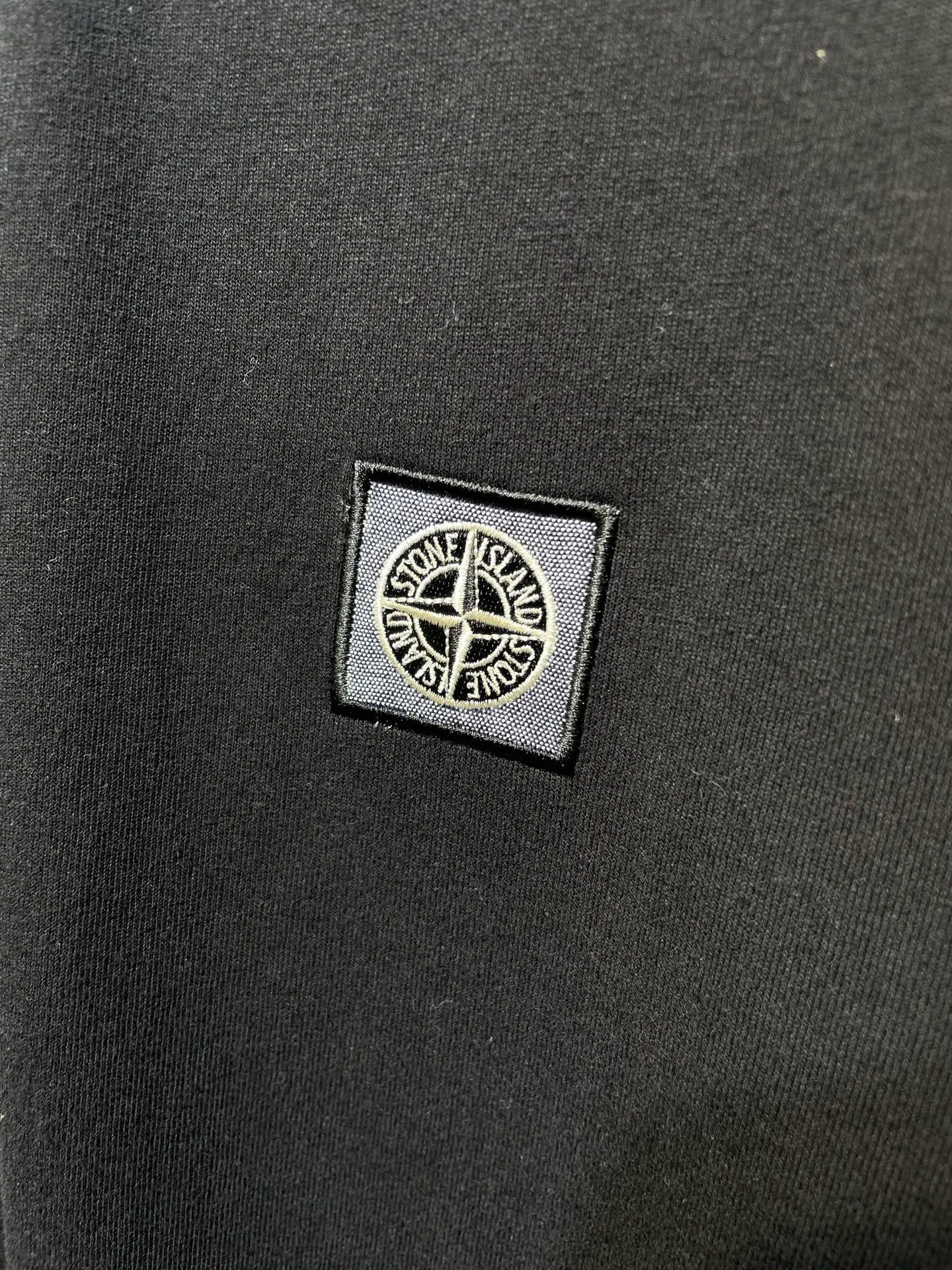 🅿️260 Stonelsland 🌟【Top Original】Badge appliqué embroidered short sleeves. Customized trendy double-strand linen cotton. Delicate and smooth. Comfortable and skin-friendly. High-end black rhyme. Deep charm. Compass micro-stamp patches are embellished on the chest. Ingenuity is seen in simplicity. Elegance is shown in the details. Simplicity is not simple. The style is self-contained. Process 1: Use imported machine appliqué embroidery technology. Use advanced computer control systems and precision mechanical components to achieve Compass. The badge embroidery operation presents an embroidery effect with both clarity and three-dimensionality. Process 2: The fabrics are washed and have a better hand feel. They are not easy to deform, shrink or fade. They maintain long-term beauty. Accessories: Customized 1:1 Stonelsland trademark. Version: Loose version. Size: S M L XL